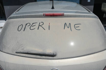 Natpis na prljavom vozilu: Operi me. Auto prljavo od prašine.