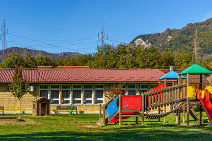 Dječiji vrtić Pčelica Jablanica. Park za igru ispred vrtića.