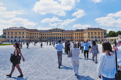 Turisti šetaju prema Schönbrunn Palace u Beču, u Austriji.