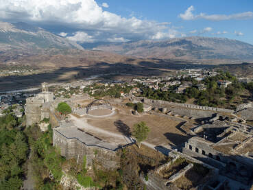 Gjirokaster, Albanija. Stari grad Gjirokaster, snimak dronom.