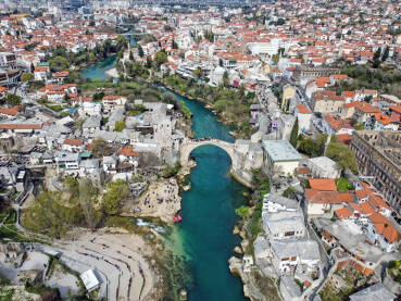 Stari most iznad rijeke Neretve u Mostaru, Bosna i Hercegovina, snimak iz dronom. Panoramski pogled na grad.