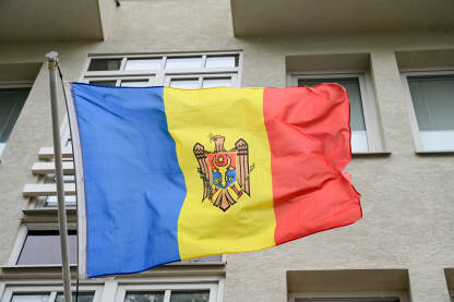 Državna zastava Republike Moldavije. Plava, žuta i crvena boja zastave sa grbom Moldavije