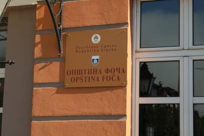 Tabla ispred zgrade opštine Foča