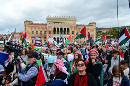 Protest podrške palestinskom narodu u Sarajevu, BiH. Protest solidarnosti. Ljudi na demonstracijama sa zastavama Palestine i transparentima. Podrška narodu Gaze.