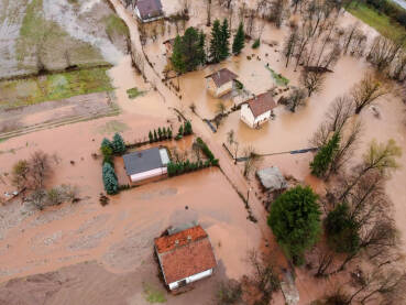 Poplavljena sela, polja, farme i kuće. Snimci dronom velikih poplava nakon kiša. Posljedice razorne riječne poplave i klizišta. Katastrofalne poplave. Nabujala rijeka.