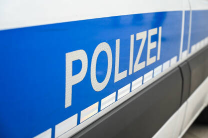 Policijski patrolni automobil parkiran na ulici u Njemačkoj. Auto njemačke policije na ulici. Pogled sa strane na policijski automobil s natpisom "Polizei".