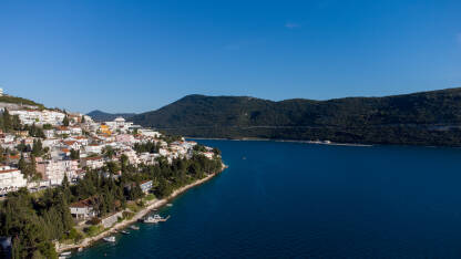 Neum, Bosna i Hercegovina, snimak dronom. Jadransko more i obala. Turistička destinacija. Plavo Jadransko more i poluotok Klek.