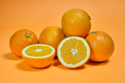 Narandže cijele i isječeni komadi