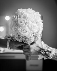 Preuzimanje bijelog vjenčanog buketa u crno bijeloj fotografiji