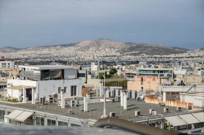 Atina, Grčka: panorama grada. Mnoštvo zgrada i kuća u gradu. Panoramski pogled na Atinu.
