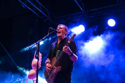 Rock bend Van Gogh iz Beograda. Zvonimir Đukić “Đule” pjeva i svira gitaru na bini na koncertu. Live stage festival.