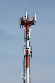Toranj za komunikaciju i 5g mrezu za mobilne uredjaje, plavo nebo