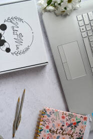 Laptop, olovka i notes na radnom stolu jedne žene