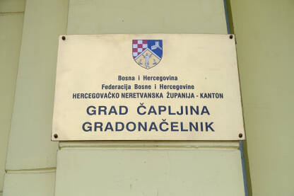 Gradonačelnik grada Čapljina, natpis na tabli.