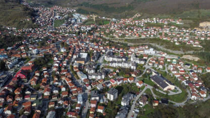 Mrkonjić Grad, Bosna i Hercegovina, snimak dronom. Zgrade, ulice i kuće. Panorama grada.