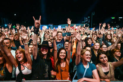 Publika sa rukama u zraku na koncertu. Mladi ljudi se zabavljaju na muzičkom festivalu. Live stage festival, Sarajevo, BiH.