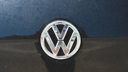 Volkswagen znak na autu. Logo. Volkswagen je njemački proizvođač automobila. VW.