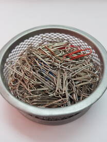 Metalne spajalice u žičanoj posudi okruglog oblika - kancelarijski materijal