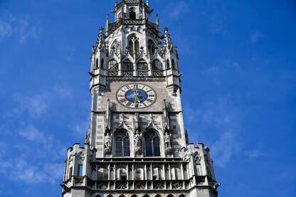 Minhen, Njemačka. Toranj gradske vijećnice na Marienplatzu. Sat na zvoniku na Novoj gradskoj vijećnici u Minhenu. München, glavni grad njemačke pokrajine Bavarske.