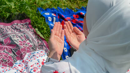 Muslimanka se moli. Žena sa maramom tokom molitve. Islam.