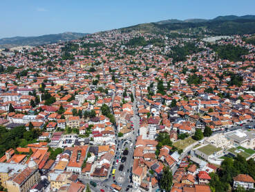 Sarajevo, Bosna i Hercegovina, panoramski snimak grada. Snimak dronom glavnog grada Bosne i Hercegovine. Zgrade u starom gradu.