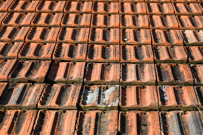 Crijep na krovu kuće. Crveni crijep na kući, krupni plan.