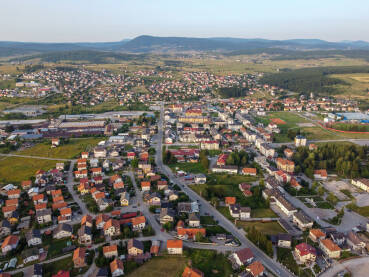 Sokolac, Bosna i Hercegovina, snimak dronom. Zgrade, kuće i ulice. Panoramski pogled.