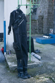 Ronilačka oprema. Ronilačko odijelo na sušenju nakon korištenja.