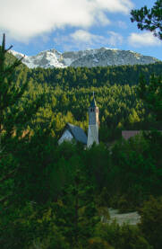 Crkva okruzena planinama i zelenilom sume u Masnoj Luci