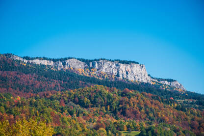 Romanijske stijene čine masiv od nekoliko planinskih vrhova. Fotografisano tokom kasne jeseni iz sela Hotočina, opština Pale.