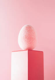 Meko čupavo jaje na ružičastom postolju. Pozadina ili čestitka za Uskrs / Vaskrs.