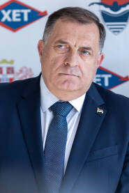 Milorad Dodik, srpski i bosanskohercegovački političar i srpski član Predsedništva Bosne i Hercegovine. Osnivač je i predsednik Saveza nezavisnih socijaldemokrata (SNSD).