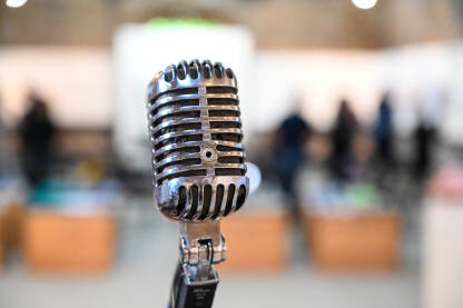 Stari mikrofon u koncertnoj dvorani.  Klasični retro vokalni mikrofon.