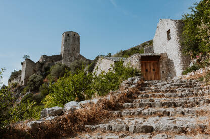 Počitelj predstavlja tvrđavu koja potiče iz srednjeg vijeka. Nalazi se uz lijevu obalu rijeke Neretve kod Čapljine. Utvrda je štitila ulaz u dolinu donje Neretve na putu iz Drijeva prema Bišću.