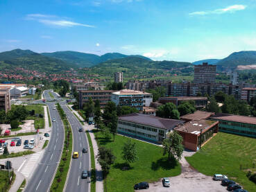 Ulaz u Zenicu sa petlje u Blatuši, pogled na Glavnu gradsku magistralu (GGM) u Zenici.