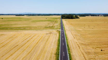 Ravna asfaltna cesta u polju, snimak dronom.