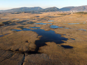 Kupreško polje, Kupres, panorama. Kupreško polje, Kupres, BiH. Polje pod vodom zimi, snimak dronom.