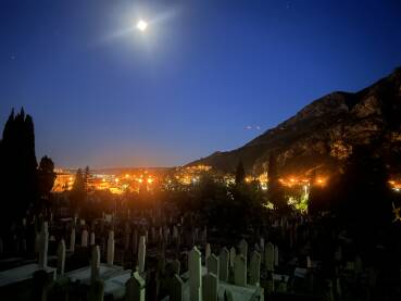 Muslimansko groblje u Mostaru po noći