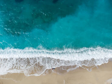 Pješčana plaža i more, snimak dronom.