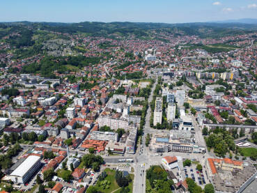 Banja Luka, Bosna i Hercegovina, snimak dronom. Zgrade, ulice, parkovi i stambene kuće. Centar Banja Luke.
