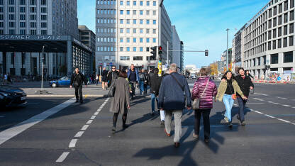 Berlin, Njemačka. Ljudi u centru grada.