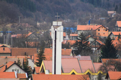 Zvonik katoličke crkve.