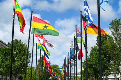 Zastave svijeta. Puno različitih državnih zastava na jarbolu. Međunarodne zastave i simboli.