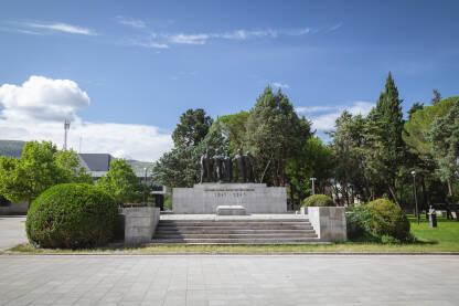 U parku Jovana Dučića smješten je spomenik podignut u čast palih boraca iz trebinjskog kraja u II svjetskom ratu
Ovaj spomenik  završen je 1953. godine. Njegov autor je Nandor Glid.