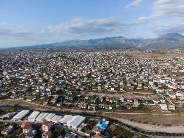 Tirana, glavni grad Albanije. Zgrade, ulice i stambene kuće. Panoramski snimak dronom grada Tirane.