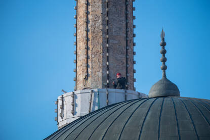 Mujezin s munare Begove džamije vjernike poziva na namaz.Ezan je duboko utkan u tradiciju Sarajeva