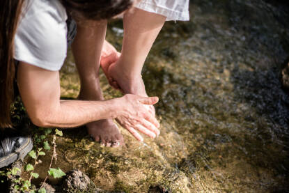 Žena i muškarac i pranje nogu u rijeci