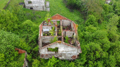 Uništeno selo u ratu, snimak dronom. Srušena kuća u selu kao posljedica rata. Kuće uništene i spaljene artiljerijom tokom rata.