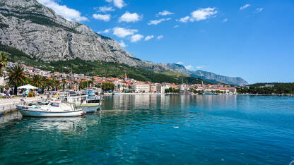 Makarska, Hrvatska. Jadransko more. Popularno turistička destinacija.