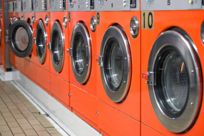 Red komercijalnih mašina za pranje veša u perionici. Samouslužne veš mašine za pranje veša.